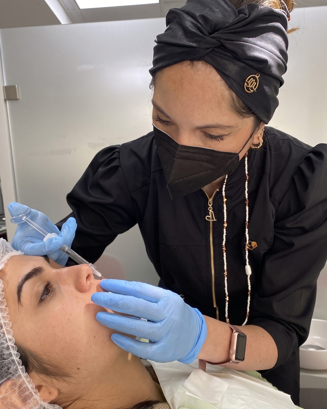 Dra. Nicole Levi aplicando ácido hialurónico en labios con técnica estéril