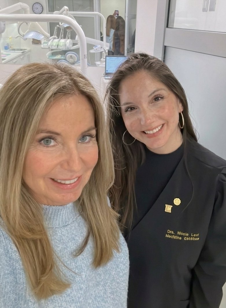 Dra. Nicole Levi junto a una paciente en la consulta
