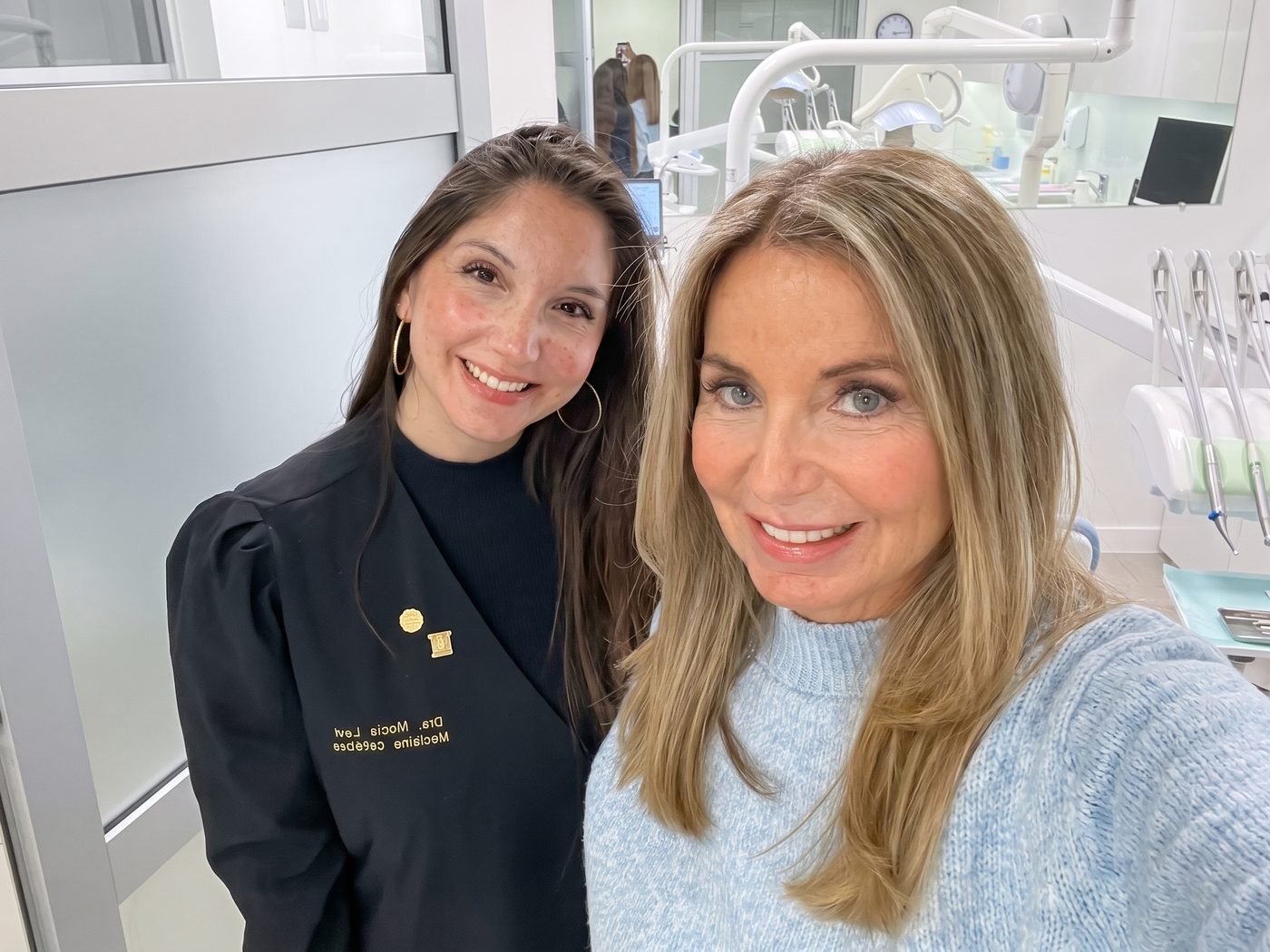 Dra. Nicole Levi junto a una paciente sonriendo después de su consulta