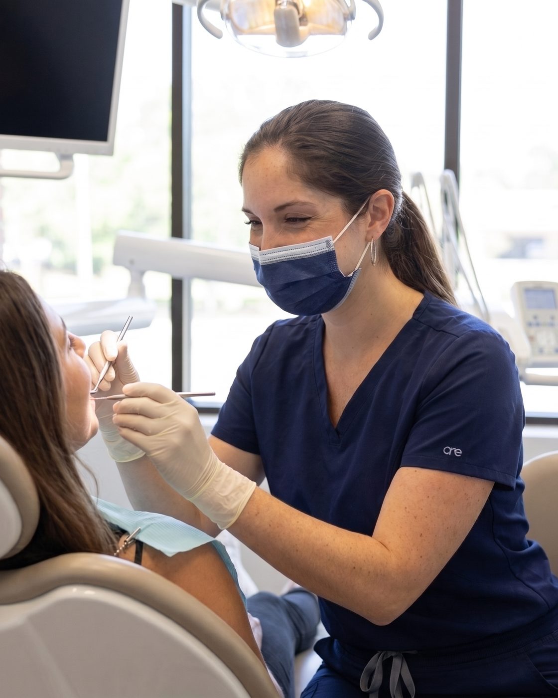 Dra. Nicole Levi revisando a una paciente en el sillón dental